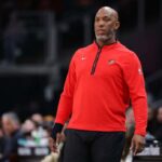 ATLANTA, GEÓRGIA - 27 DE MARÇO: O técnico Chauncey Billups do Portland Trail Blazers enfrenta o Atlanta Hawks durante o primeiro quarto na State Farm Arena em 27 de março de 2024 em Atlanta, Geórgia.  NOTA AO USUÁRIO: O usuário reconhece e concorda expressamente que, ao baixar e/ou usar esta fotografia, o usuário concorda com os termos e condições do Contrato de Licença da Getty Images.