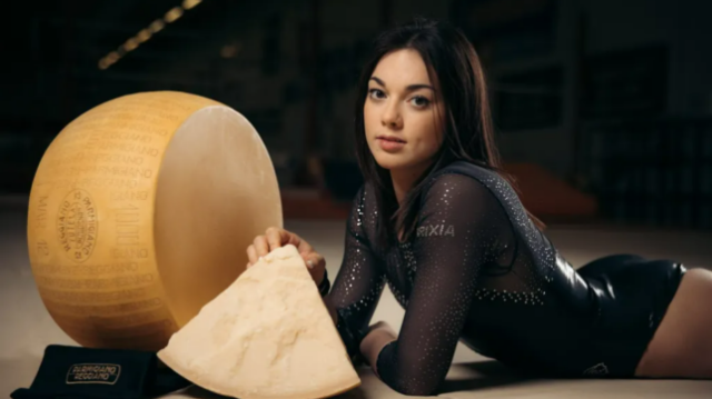 A estrela das Olimpíadas de Paris, Giorgia Villa, posa para fotos com um pedaço de queijo em meio à sua colaboração com Parmigiano Reggiano