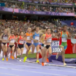 Rahel Daniel fotografada liderando o pelotão durante a final feminina dos 10.000 m em Paris 2024