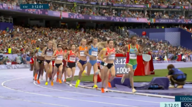 Rahel Daniel fotografada liderando o pelotão durante a final feminina dos 10.000 m em Paris 2024