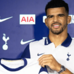 Dominic Solanke posa com camisa do Tottenham