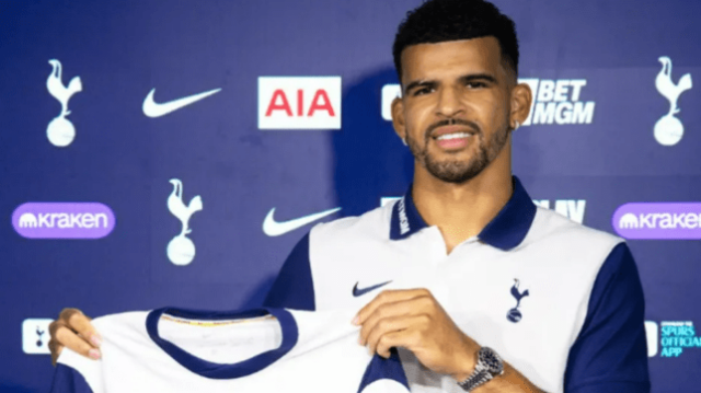 Dominic Solanke posa com camisa do Tottenham