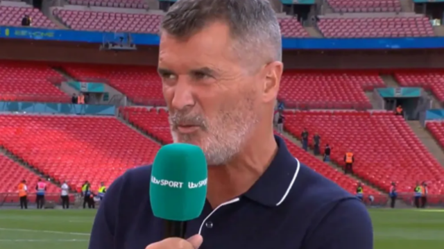 Roy Keane fotografado trabalhando como comentarista da ITV para o 2024 Community Shield