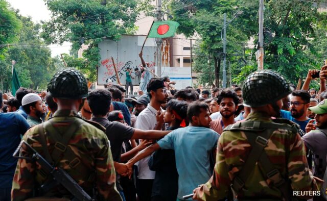 Exército de Bangladesh recusou-se a reprimir protestos, selando o destino de Sheikh Hasina