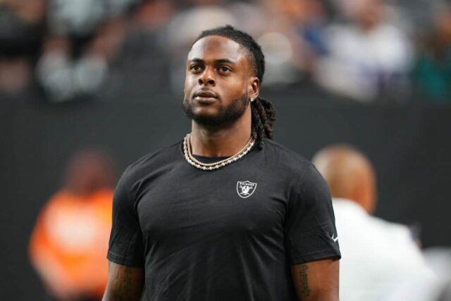 LAS VEGAS, NEVADA - 17 DE AGOSTO: O wide receiver Davante Adams # 17 do Las Vegas Raiders observa antes de um jogo de pré-temporada contra o Dallas Cowboys no Allegiant Stadium em 17 de agosto de 2024 em Las Vegas, Nevada.