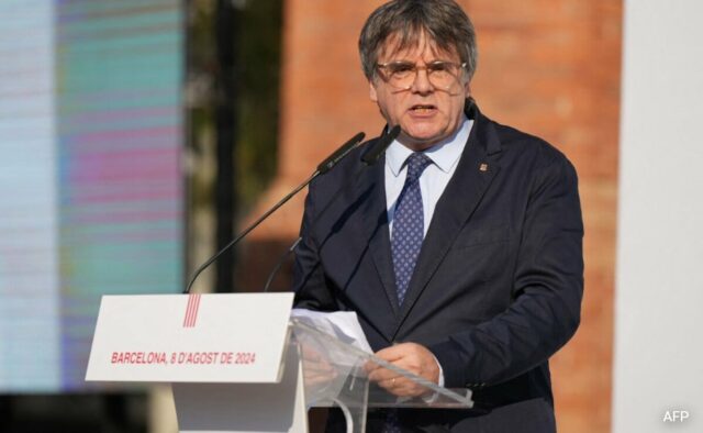 Líder catalão fugitivo Carles Puigdemont retorna à Bélgica