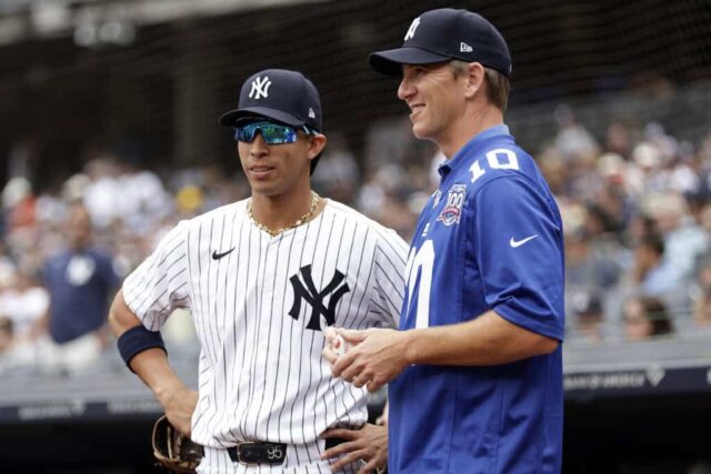 NOVA IORQUE, NY - 4 DE AGOSTO: O ex-quarterback do New York Giants, Eli Manning, conversa com Oswaldo Cabrera # 95 do New York Yankees antes de lançar um primeiro arremesso cerimonial no Yankee Stadium antes do Toronto Blue Jays enfrentar o New York Yankees em 4 de agosto , 2024 na cidade de Nova York. 