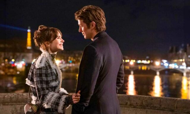 Lucas Bravo e Darren Star Dish em Emily In Paris, romance e drama da 4ª temporada