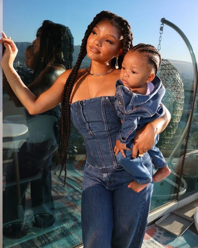 Halle Bailey usa jeans combinando com o filho