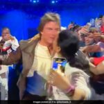 Tom Cruise é agarrado por uma mulher e beijado na cerimônia de encerramento das Olimpíadas de Paris