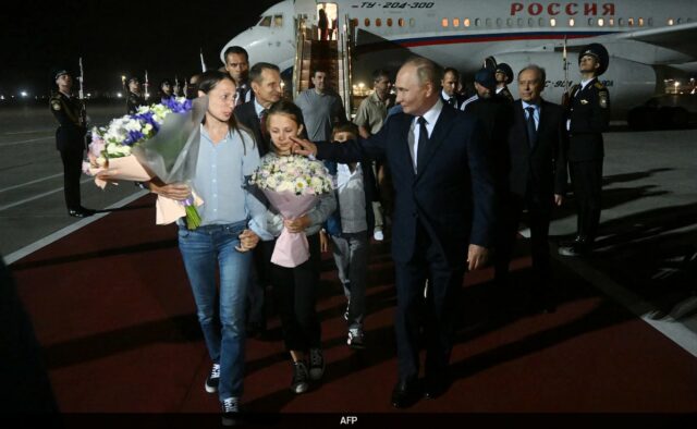 Putin encontra prisioneiros russos libertados no aeroporto de Moscou