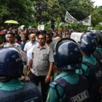 Polícia de Bangladesh retorna às ruas de Dhaka após greve de uma semana