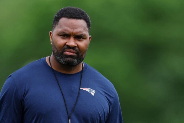 FOXBOROUGH, MASSACHUSETTS - 29 DE MAIO: O técnico do New England Patriots, Jerod Mayo, observa durante o treino fora de temporada do New England Patriots OTA em 29 de maio de 2024 em Foxborough, Massachusetts.