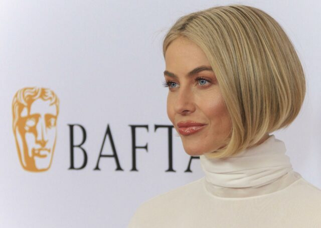 Julianne Hough na festa do chá BAFTA 2024