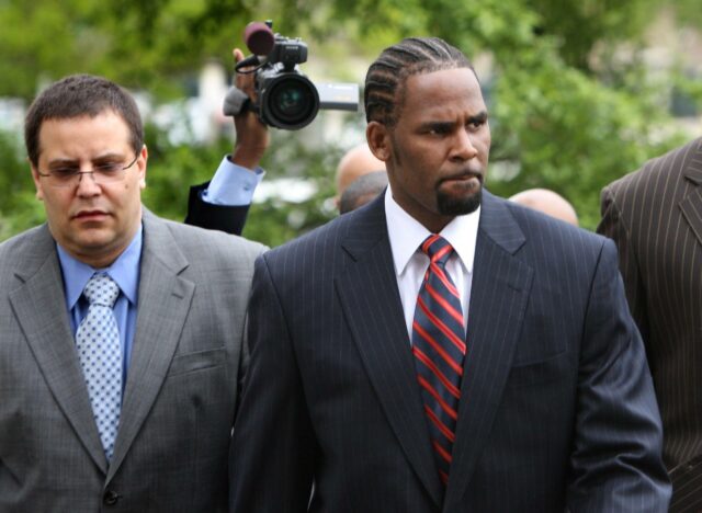 R. Kelly chega com o gerente Derrel McDavid ao prédio do Tribunal Criminal do Condado de Cook em 20 de maio de 2008