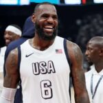 ABU DHABI, EMIRADOS ÁRABES UNIDOS - 17 DE JULHO: LeBron James nº 6 dos Estados Unidos reage após um jogo de exibição entre os Estados Unidos e a Sérvia antes dos Jogos Olímpicos de Paris na Etihad Arena em 17 de julho de 2024 em Abu Dhabi, Emirados Árabes Unidos Emirados.