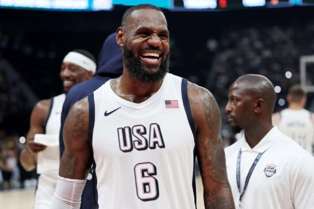 ABU DHABI, EMIRADOS ÁRABES UNIDOS - 17 DE JULHO: LeBron James nº 6 dos Estados Unidos reage após um jogo de exibição entre os Estados Unidos e a Sérvia antes dos Jogos Olímpicos de Paris na Etihad Arena em 17 de julho de 2024 em Abu Dhabi, Emirados Árabes Unidos Emirados.