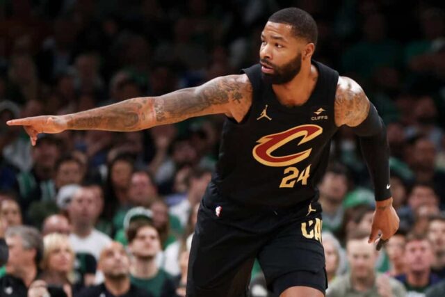 BOSTON, MASSACHUSETTS - 07 DE MAIO: Marcus Morris Sr. # 24 do Cleveland Cavaliers reage durante o primeiro quarto do primeiro jogo dos playoffs da segunda rodada da Conferência Leste contra o Boston Celtics no TD Garden em 07 de maio de 2024 em Boston, Massachusetts.  NOTA AO USUÁRIO: O Usuário reconhece e concorda expressamente que, ao baixar e/ou usar esta fotografia, o Usuário está concordando com os termos e condições do Contrato de Licença da Getty Images.