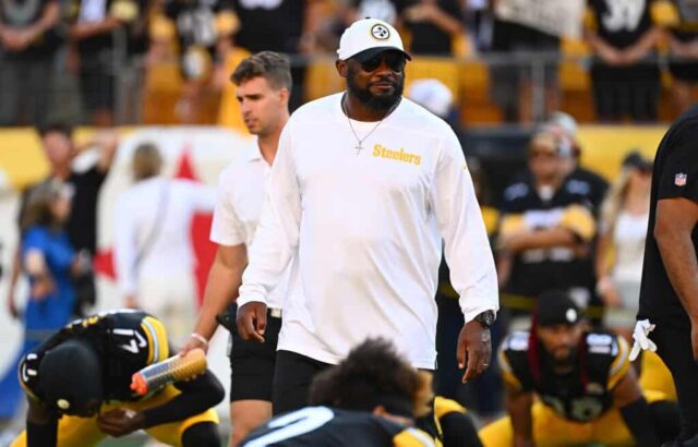 PITTSBURGH, PENSILVÂNIA - 9 DE AGOSTO: O técnico Mike Tomlin do Pittsburgh Steelers observa durante o aquecimento antes do jogo de pré-temporada contra o Houston Texans no Acrisure Stadium em 9 de agosto de 2024 em Pittsburgh, Pensilvânia.