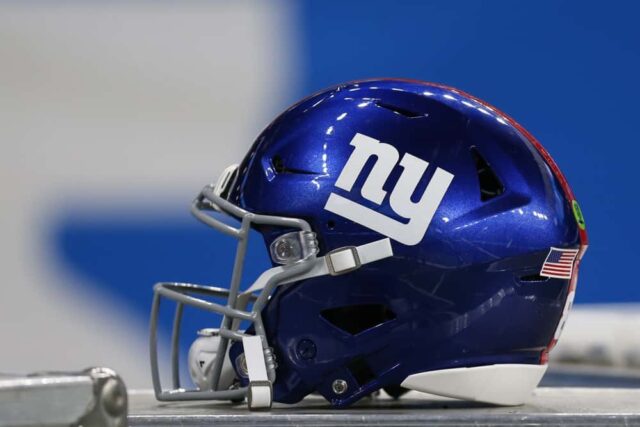 Um capacete de futebol americano do New York Giants é visto na linha lateral durante um jogo da temporada regular entre o New York Giants e o Detroit Lions em 27 de outubro de 2019 no Ford Field em Detroit, Michigan.