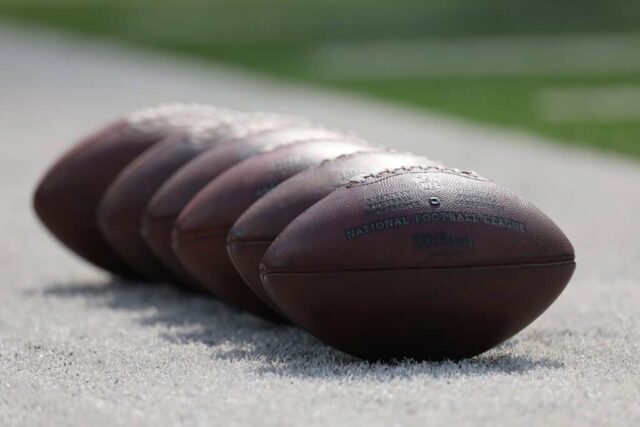 INGLEWOOD, CALIFÓRNIA - 15 DE OUTUBRO: Uma visão detalhada das bolas de futebol em campo antes do jogo entre o Arizona Cardinals e o Los Angeles Rams no SoFi Stadium em 15 de outubro de 2023 em Inglewood, Califórnia.