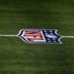 Uma visão geral do logotipo da NFL em campo é vista antes do jogo entre o Arizona Cardinals e o Los Angeles Rams no SoFi Stadium em 3 de outubro de 2021 em Inglewood, Califórnia.