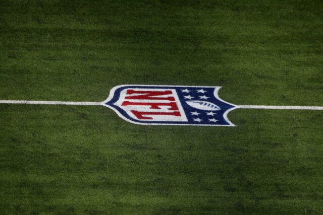 Uma visão geral do logotipo da NFL em campo é vista antes do jogo entre o Arizona Cardinals e o Los Angeles Rams no SoFi Stadium em 3 de outubro de 2021 em Inglewood, Califórnia.