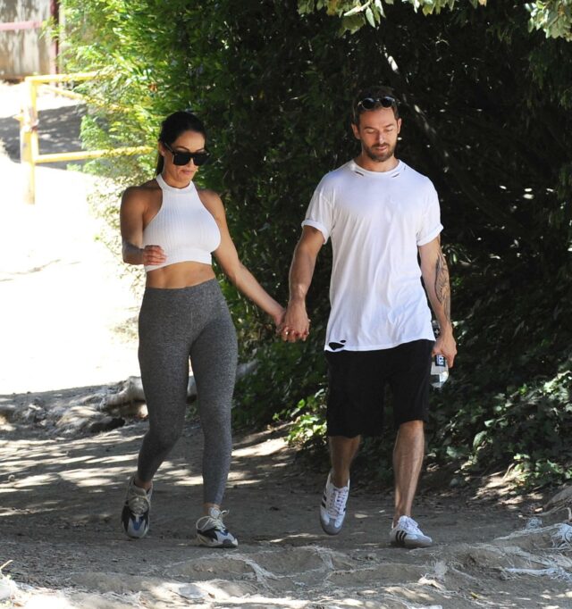 Nikki Bella e Artem Chigvintsev em Fryman Canyon Trails