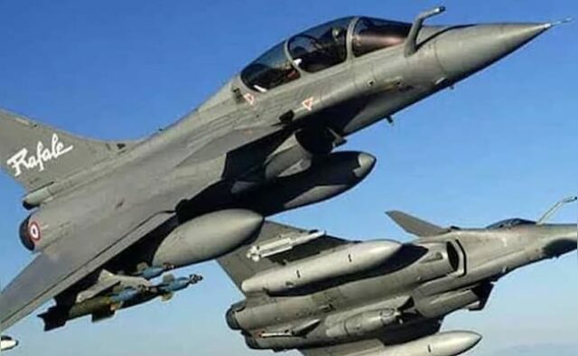 Dois jatos Rafale franceses colidem no ar, instrutor e piloto desaparecidos