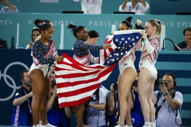 Simone Biles, Jordan Chiles, Hezley Rivera, Jade Carey e Suni Lee após vencerem o Team Gold