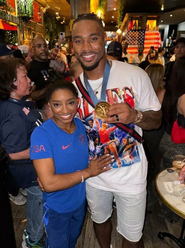 Simone Biles e Jonathan Owens comemorando a conquista do ouro da equipe dos EUA