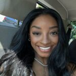 Simone Biles tira selfie mostrando novo penteado