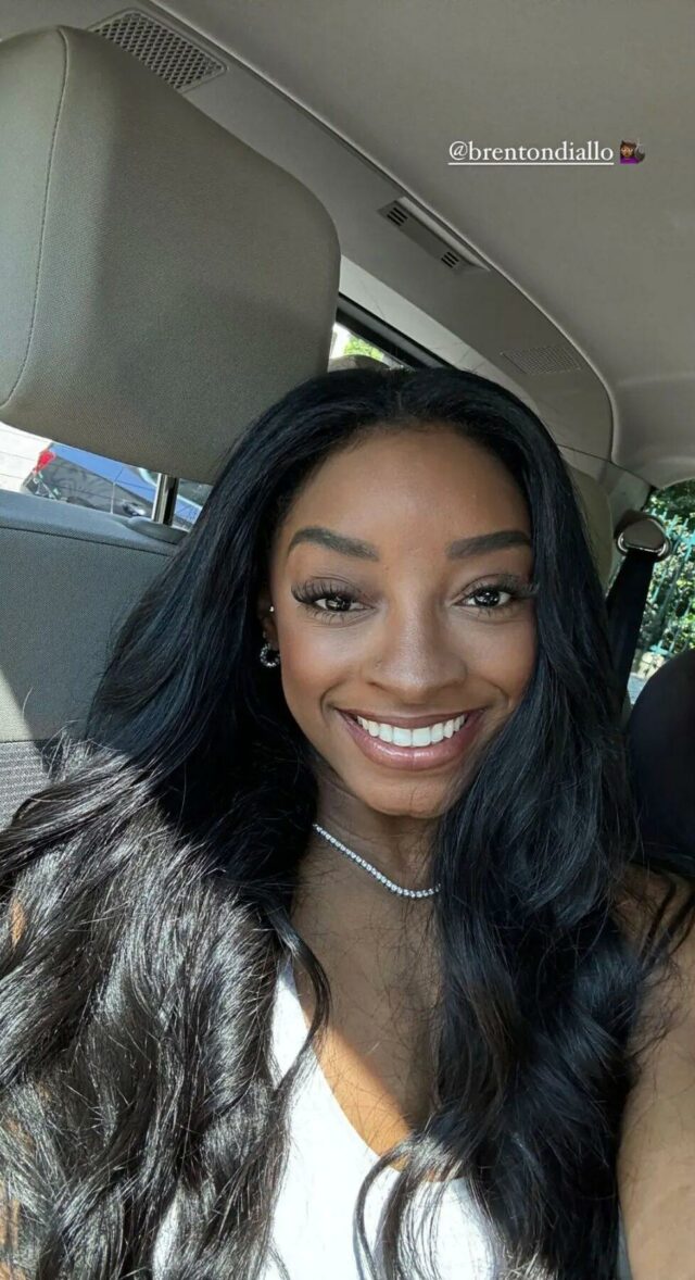 Simone Biles tira selfie mostrando novo penteado