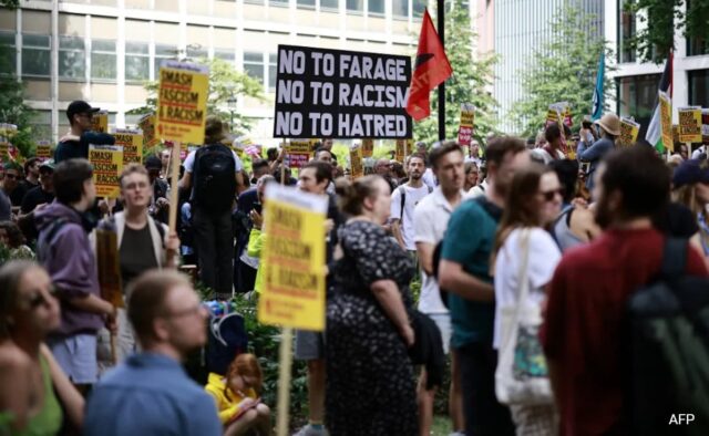 Manifestantes anti-racismo continuam a se reunir em todo o Reino Unido após tumultos de extrema direita