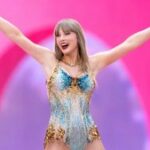 Taylor Swift se apresenta no palco durante o