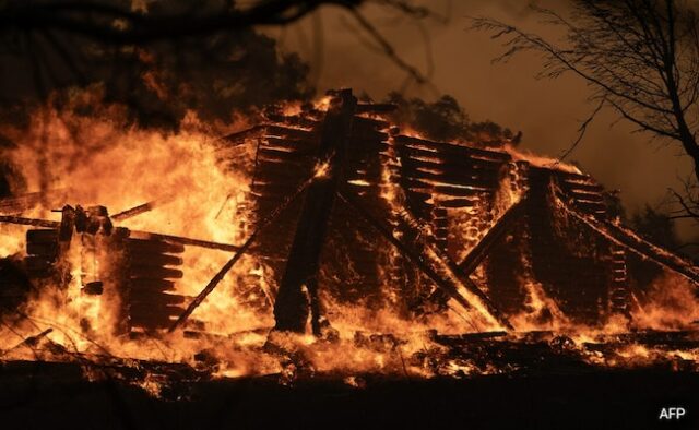 Corpo encontrado dentro de uma fábrica incendiada em Atenas enquanto o incêndio continua a se espalhar