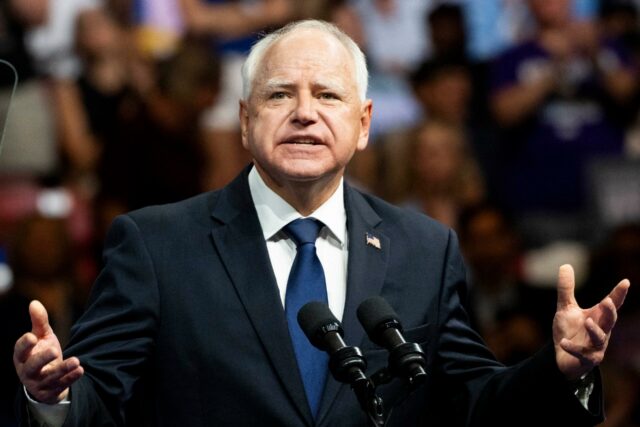 Tim Walz no evento de campanha da vice-presidente Kamala Harris na Filadélfia