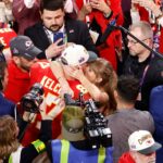 Travis Kelce e Taylor Swift se abraçando