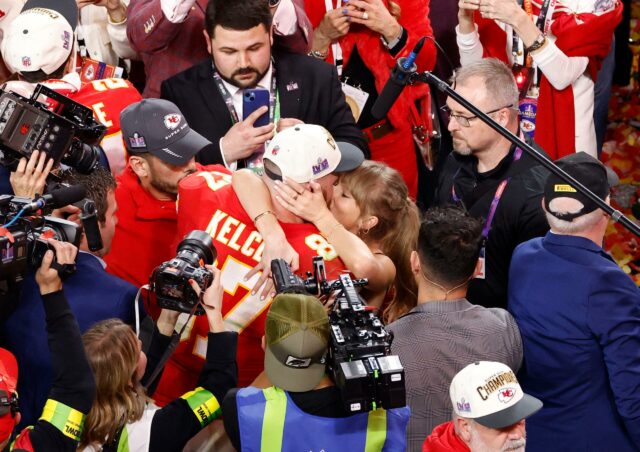 Travis Kelce e Taylor Swift se abraçando