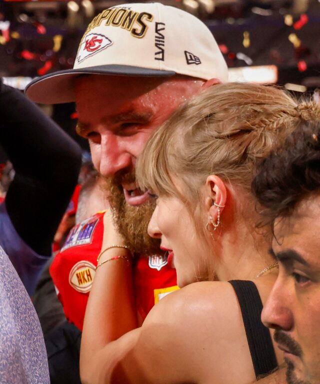 Travis Kelce e Taylor Swift comemoram vitória no Super Bowl