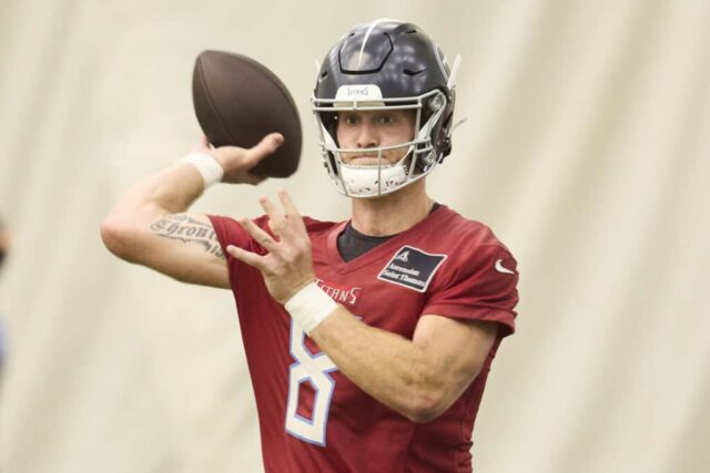 NASHVILLE, TENNESSEE - 04 DE JUNHO: Will Levis # 8 do Tennessee Titans recua e lança um passe durante o Titans Mandatory Minicamp no Ascension Saint Thomas Sports Park em 04 de junho de 2024 em Nashville, Tennessee.