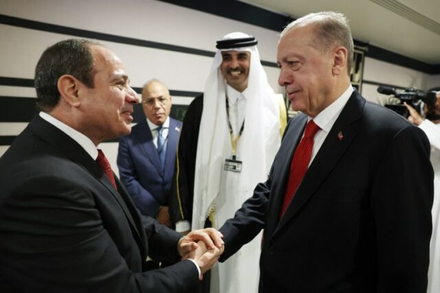 O presidente turco, Recep Tayyip Erdogan (R), aperta a mão do presidente egípcio Abdel Fattah el-Sisi na Copa do Mundo FIFA de 2022 em Doha, Catar