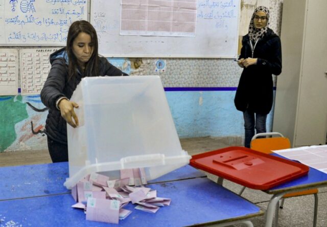 Um agente do ISIE começa a contar votos em uma seção eleitoral em Túnis