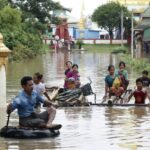 epa11603217 Vítimas das enchentes atravessam a enchente com jangadas improvisadas em Taungoo, divisão de Bago, Mianmar, 14 de setembro de 2024. Fortes chuvas desencadeadas pelo tufão Yagi causaram graves inundações em partes de Mianmar, deixando milhares de pessoas presas em suas casas, com mais chuvas fortes e tempestades esperado, de acordo com o escritório meteorológico estadual. Um comunicado dos militares anunciou que 59.413 famílias foram afetadas em 34 municípios e criaram 187 campos de socorro para as 236.649 pessoas. Houve 33 vítimas devido às enchentes no país, incluindo o Naypyitaw. EPA-EFE/NYEIN CHAN NAING