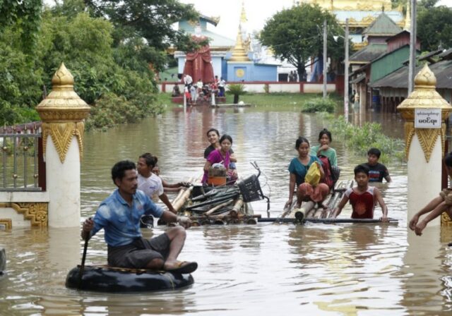 epa11603217 Vítimas das enchentes atravessam a enchente com jangadas improvisadas em Taungoo, divisão de Bago, Mianmar, 14 de setembro de 2024. Fortes chuvas desencadeadas pelo tufão Yagi causaram graves inundações em partes de Mianmar, deixando milhares de pessoas presas em suas casas, com mais chuvas fortes e tempestades esperado, de acordo com o escritório meteorológico estadual. Um comunicado dos militares anunciou que 59.413 famílias foram afetadas em 34 municípios e criaram 187 campos de socorro para as 236.649 pessoas. Houve 33 vítimas devido às enchentes no país, incluindo o Naypyitaw. EPA-EFE/NYEIN CHAN NAING