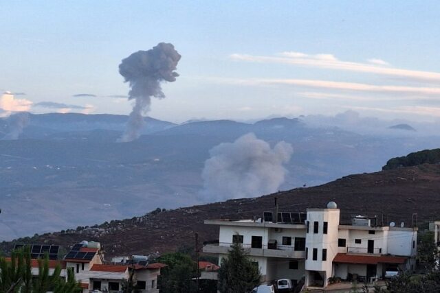 Nuvens de fumaça no local dos ataques aéreos israelenses