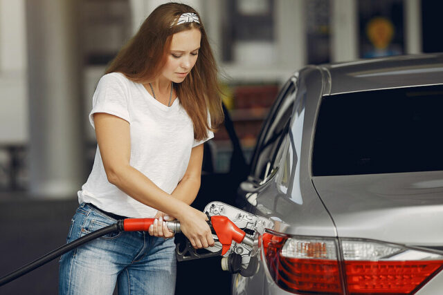 Um motor pode quebrar ao reabastecer sempre em postos de gasolina de baixo custo?