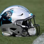 Uma visão detalhada de um capacete do Carolina Panthers antes do jogo de pré-temporada contra o Buffalo Bills no Bank of America Stadium em 16 de agosto de 2019 em Charlotte, Carolina do Norte.