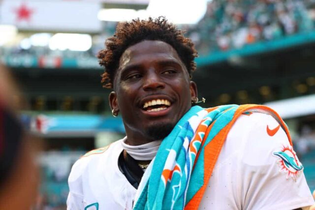 MIAMI GARDENS, FLÓRIDA - 08 DE SETEMBRO: Tyreek Hill nº 10 do Miami Dolphins reage após a vitória de seu time por 20-17 contra o Jacksonville Jaguars no Hard Rock Stadium em 08 de setembro de 2024 em Miami Gardens, Flórida. 