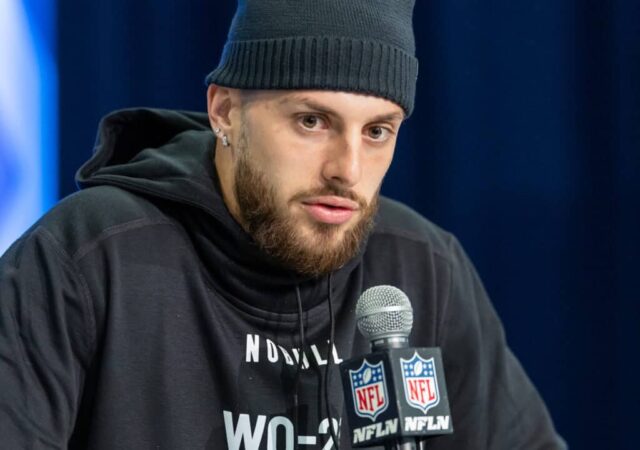 INDIANÁPOLIS, INDIANA - 01 DE MARÇO: Ricky Pearsall # WO23 do Florida Gators fala à mídia durante o 2024 NFL Draft Combine no Lucas Oil Stadium em 01 de março de 2024 em Indianápolis, Indiana.